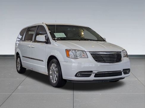 Used 2015 Chrysler Town & Country Touring image 8