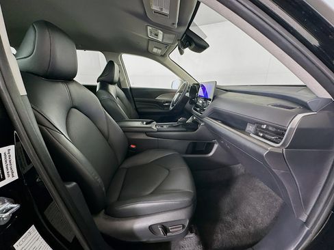 Used 2025 Toyota Grand Highlander XLE image 32