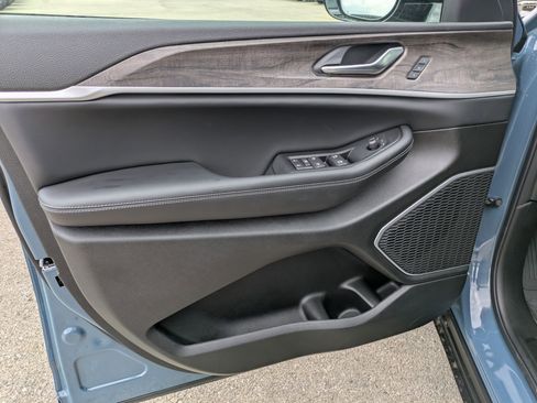 New 2026 Jeep Grand Cherokee Limited w/ Luxury Tech Group II RWD image 10