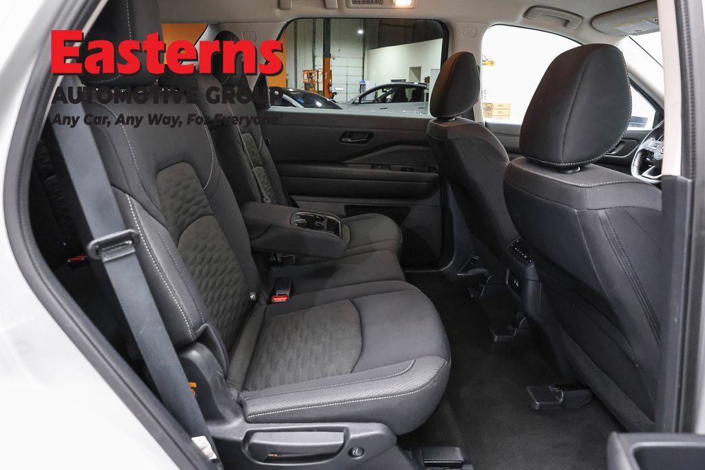 Used 2025 Nissan Pathfinder SV FWD image 23