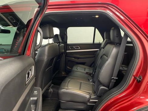 Used 2017 Ford Explorer XLT w/ Equipment Group 202A AWD/4WD image 18