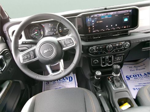 Used 2025 Jeep Wrangler Unlimited Sahara w/ Safety Group AWD/4WD image 12