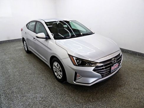 Used 2019 Hyundai Elantra SE FWD image 3