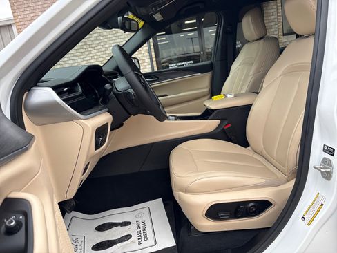 Used 2024 Jeep Grand Cherokee Limited image 3