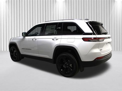 New 2025 Jeep Grand Cherokee Altitude image 5