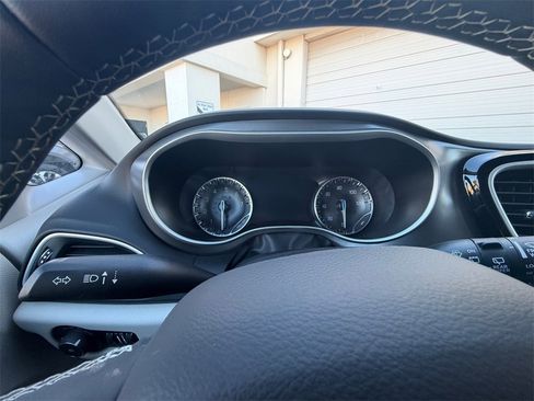 Used 2024 Chrysler Pacifica Touring-L image 14