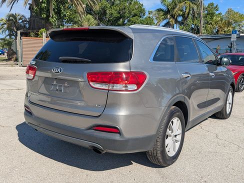 Used 2017 Kia Sorento AWD image 4