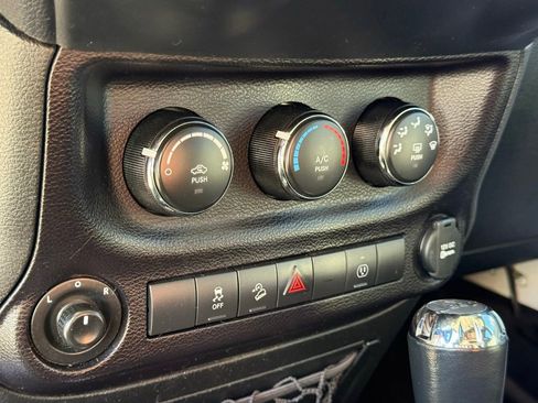 Used 2018 Jeep Wrangler Unlimited Sahara image 18