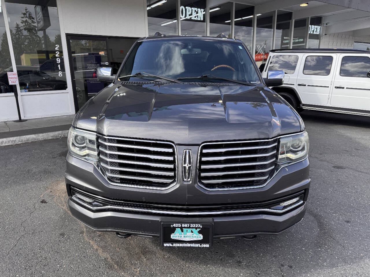 Used 2017 Lincoln Navigator Select RWD image 11