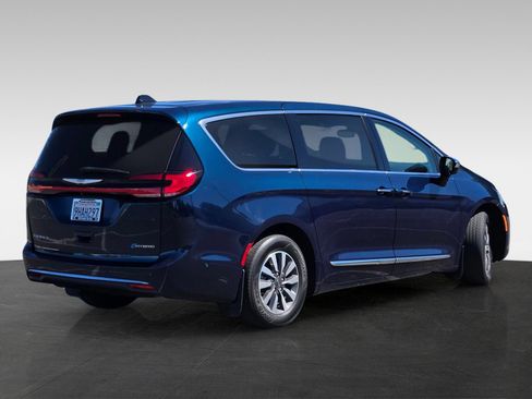 Used 2023 Chrysler Pacifica Limited FWD image 4