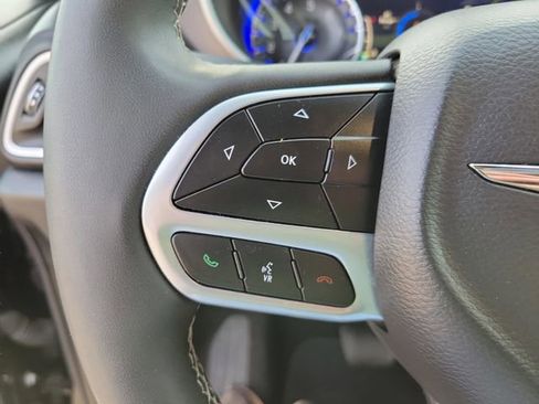 Used 2025 Chrysler Pacifica Select FWD image 27