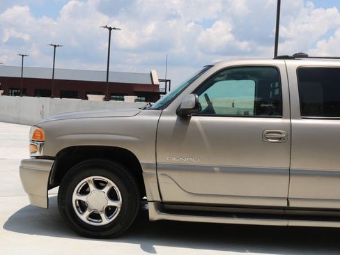 Used 2001 GMC Yukon XL Denali AWD/4WD image 25