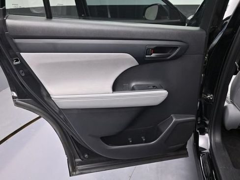 Used 2023 Toyota Highlander LE FWD image 28