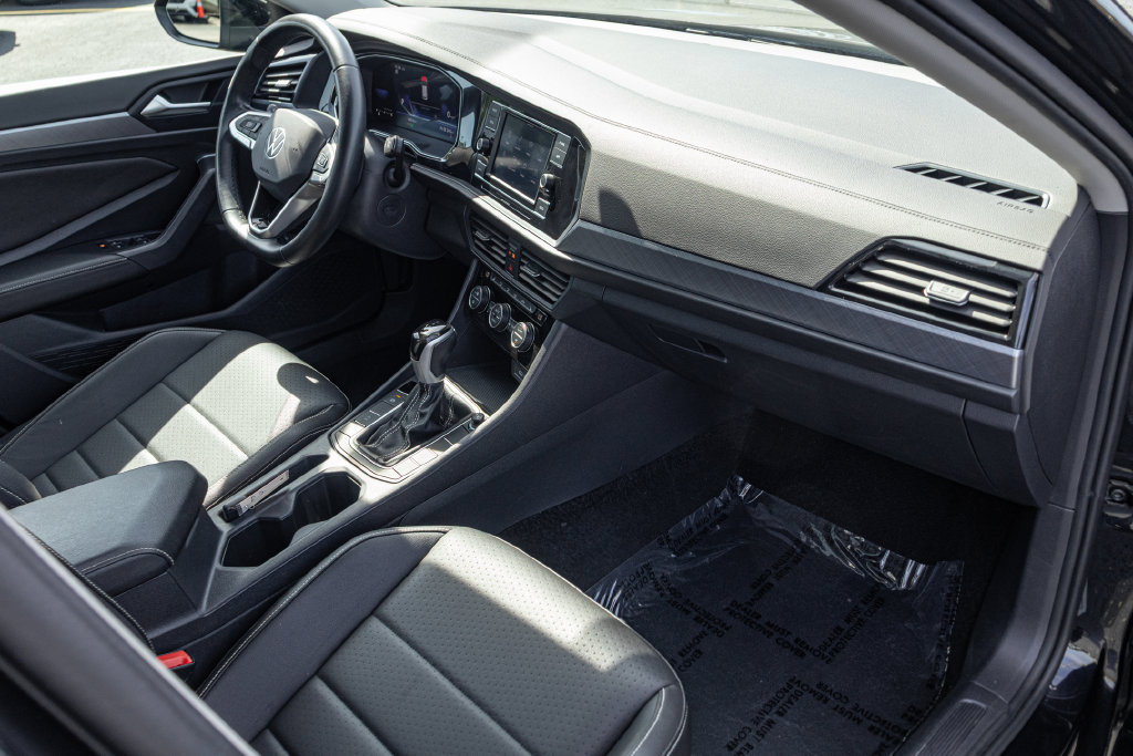 Certified 2024 Volkswagen Jetta SE FWD image 31