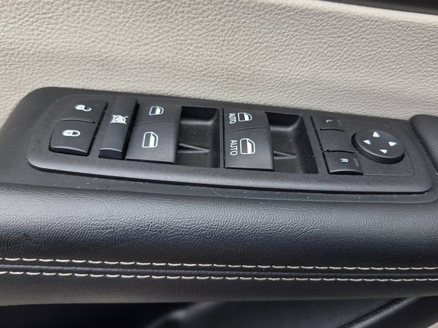 Used 2024 Chrysler Pacifica Touring-L FWD image 33