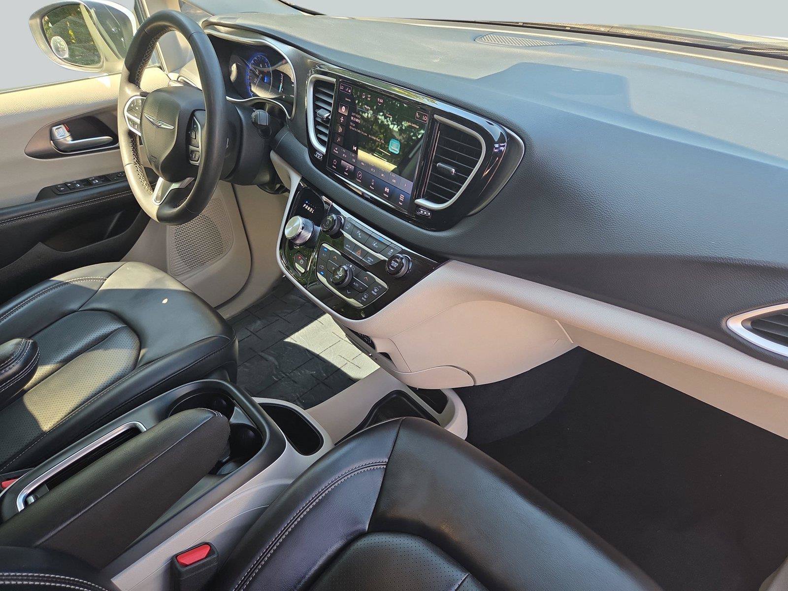Used 2023 Chrysler Pacifica Touring-L FWD image 37
