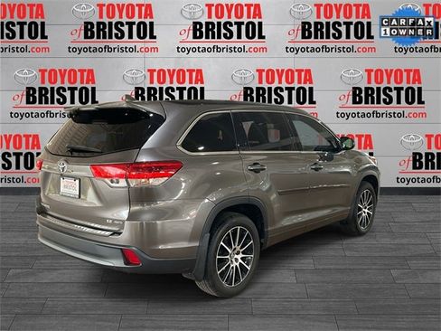 Used 2017 Toyota Highlander SE image 3
