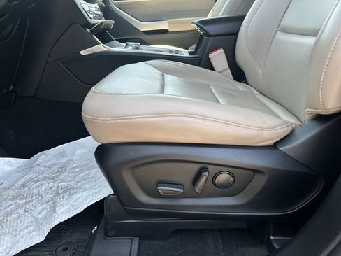 Used 2022 Ford Explorer XLT w/ Equipment Group 202A AWD/4WD image 16