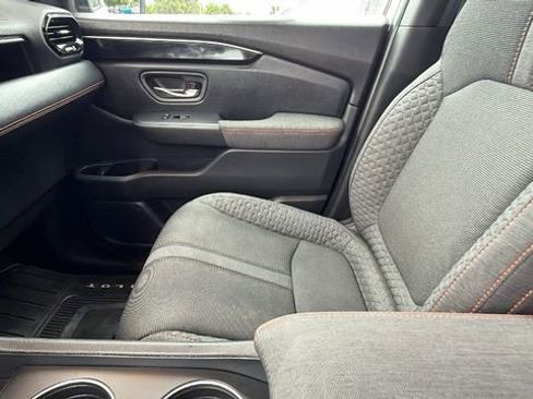 Used 2025 Honda Pilot Sport image 23