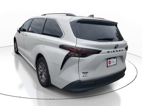 Used 2025 Toyota Sienna XLE FWD image 8
