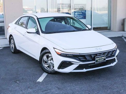 Certified 2025 Hyundai Elantra SE FWD image 1