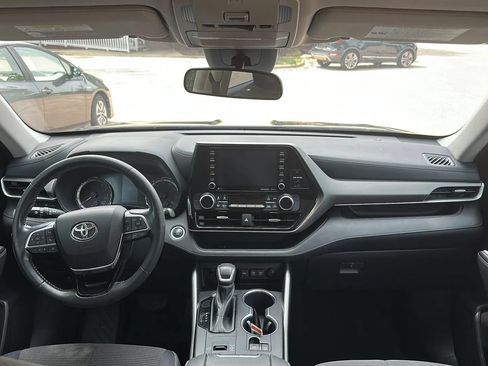 Used 2021 Toyota Highlander LE FWD image 28