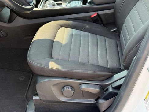 Used 2019 Ford Edge SE FWD image 18