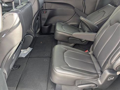 New 2026 Chrysler Pacifica Select image 15
