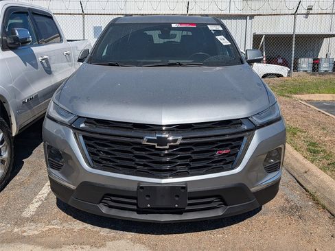 Used 2023 Chevrolet Traverse RS image 2