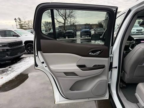 Used 2023 GMC Acadia SLT image 25