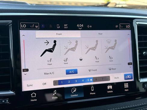 Used 2025 Chrysler Pacifica Premium FWD image 18