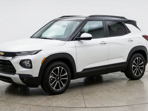 Used 2025 Chevrolet TrailBlazer LT image 3