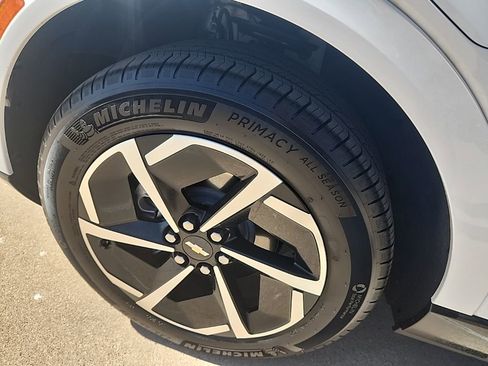 Certified 2025 Chevrolet Equinox EV LT w/ Convenience Package image 9