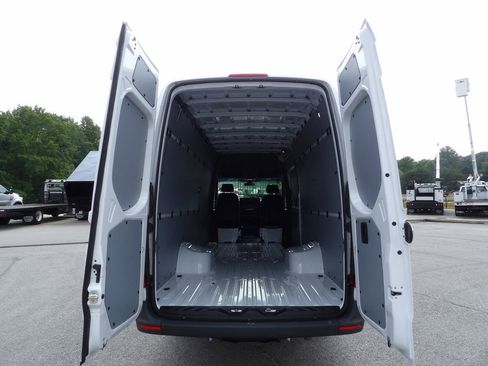 Used 2023 Mercedes-Benz Sprinter 3500 image 38