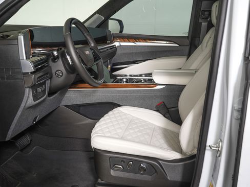 Used 2026 Cadillac Escalade ESV Platinum Sport w/ LPO, ONYX Package AWD/4WD image 15