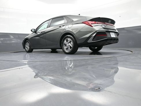 Certified 2025 Hyundai Elantra SE FWD image 30