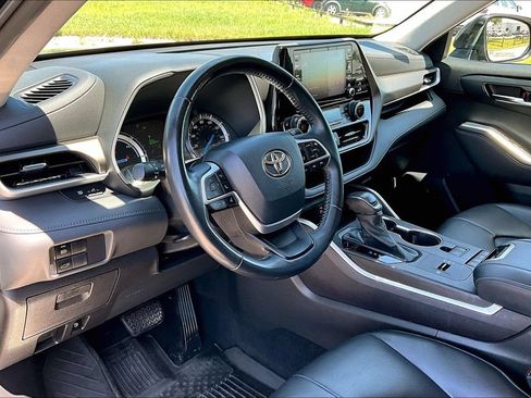 Used 2022 Toyota Highlander XLE AWD/4WD image 13
