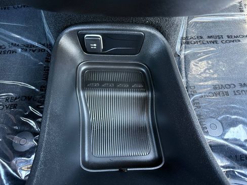 Used 2024 Chrysler Pacifica Touring FWD image 45
