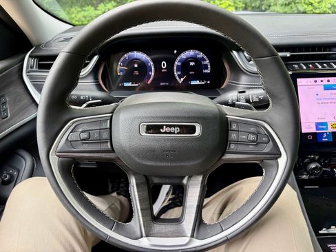 Used 2023 Jeep Grand Cherokee Limited AWD/4WD image 14