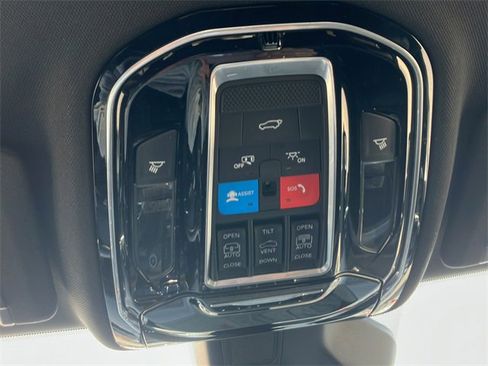 Used 2022 Jeep Grand Cherokee Overland w/ Adv Protech Group III image 22