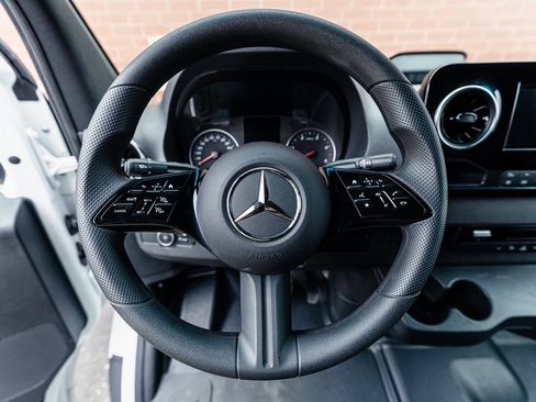Used 2025 Mercedes-Benz Sprinter 2500 image 11