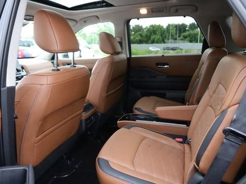 Certified 2025 Nissan Pathfinder Platinum AWD/4WD image 12