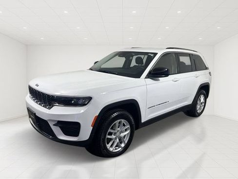 Certified 2023 Jeep Grand Cherokee Laredo w/ Luxury Tech Group I AWD/4WD image 2