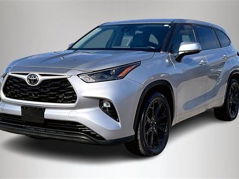 Used 2022 Toyota Highlander LE image 2