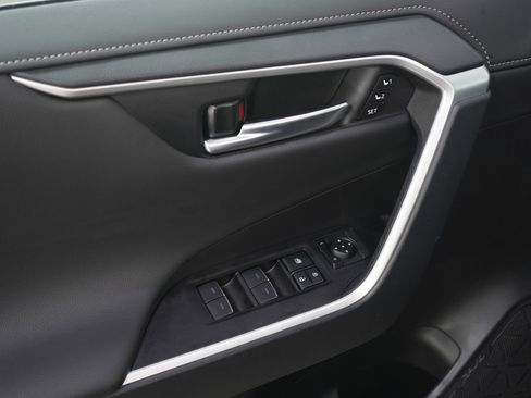 Used 2025 Toyota RAV4 Limited image 21