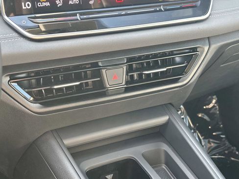 New 2025 Volkswagen Tiguan SE image 30