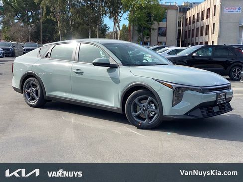 New 2026 Kia K4 LXS image 1