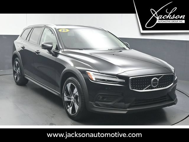 Used 2025 Volvo V60 B5 Cross Country Plus AWD/4WD image 1