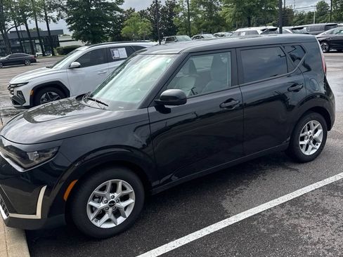 Used 2025 Kia Soul LX w/ LX Technology Package FWD image 3