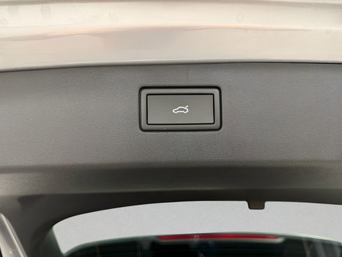 New 2025 Volkswagen Tiguan SE image 10